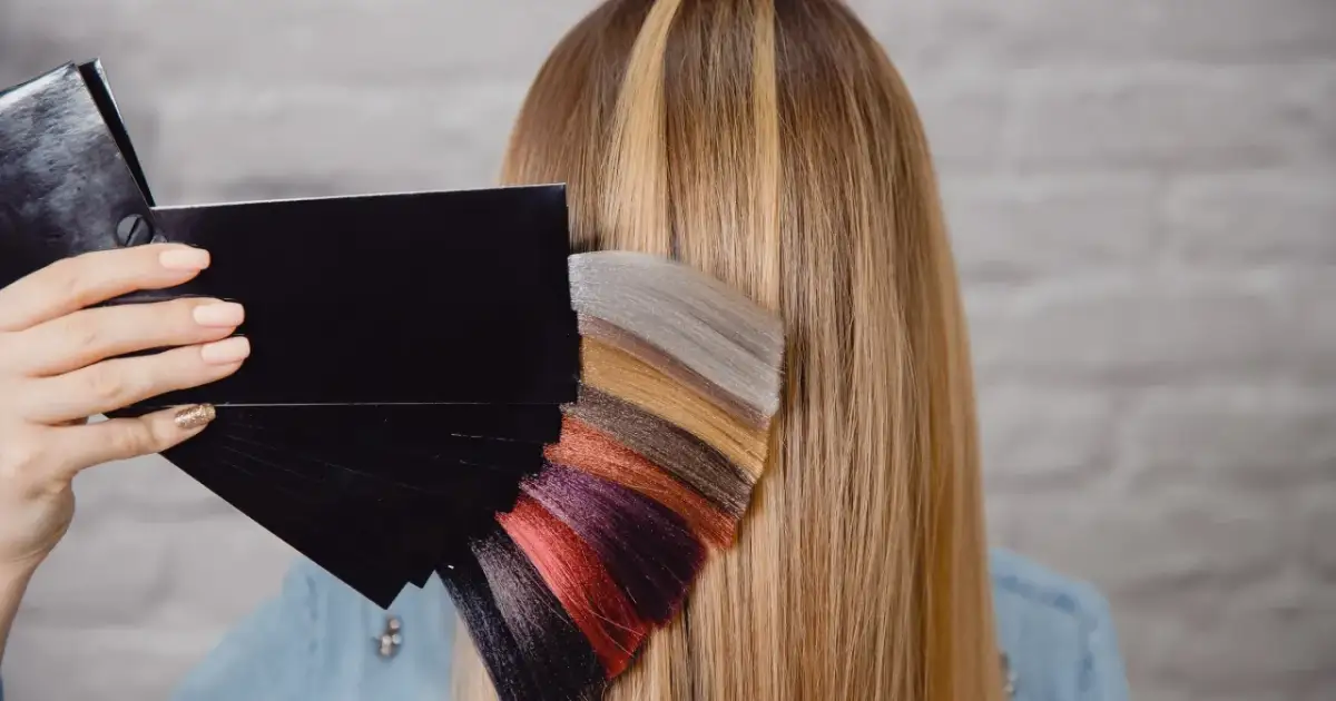 Paleta kolorów włosów obok blond pasm. Zastanawiasz się, czy szampon koloryzujący zmywa się do końca?