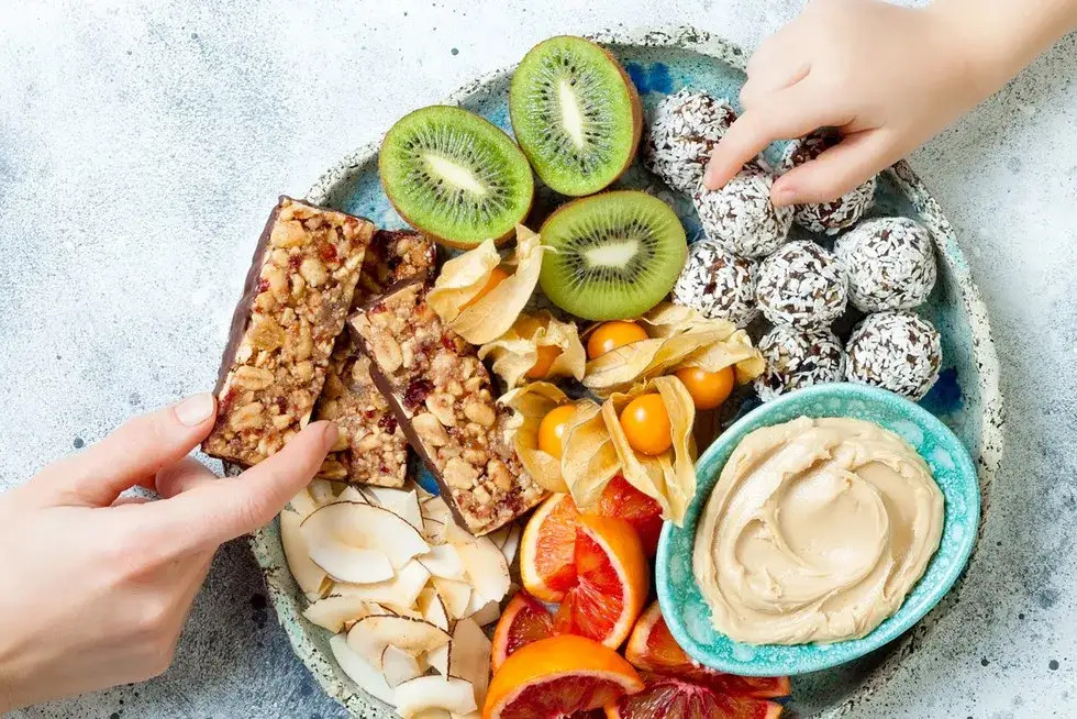 Zdrowe przekąski, które nie tuczą: Mądre podjadanie bez wyrzutów