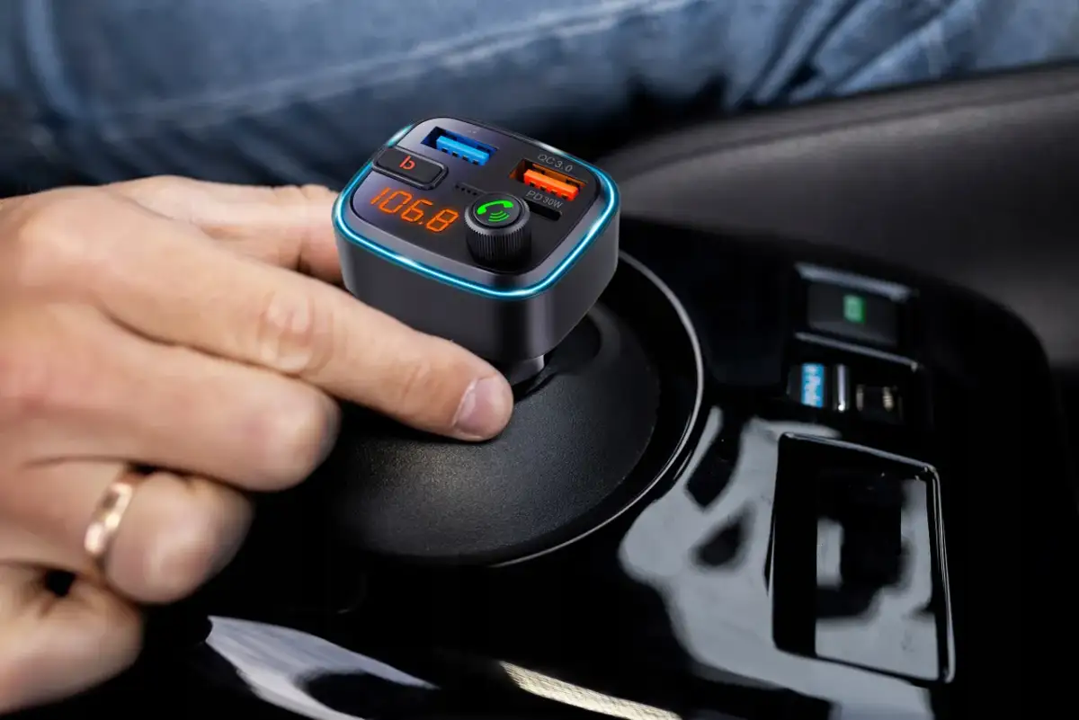 Transmiter FM Bluetooth co to jest i jak poprawia dźwięk w samochodzie