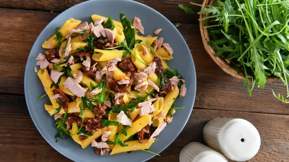 Penne z tuńczykiem, rukolą i słodkimi, suszonymi pomidorami. Pyszna sałatka pełna smaku.
