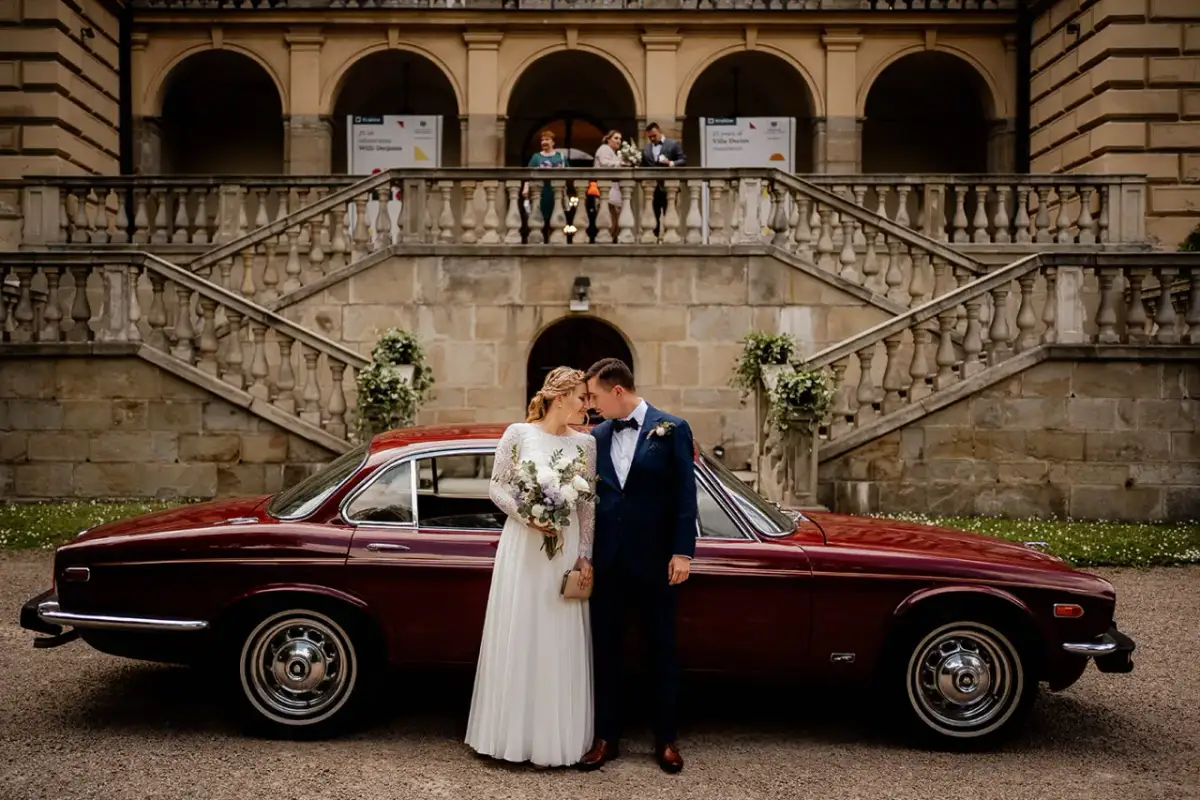 Idealne auto na ślub? Przewodnik po stylach i kosztach wynajmu