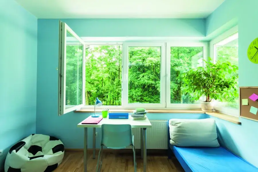 Jak długo wietrzyć mieszkanie, aby poprawić jakość powietrza?