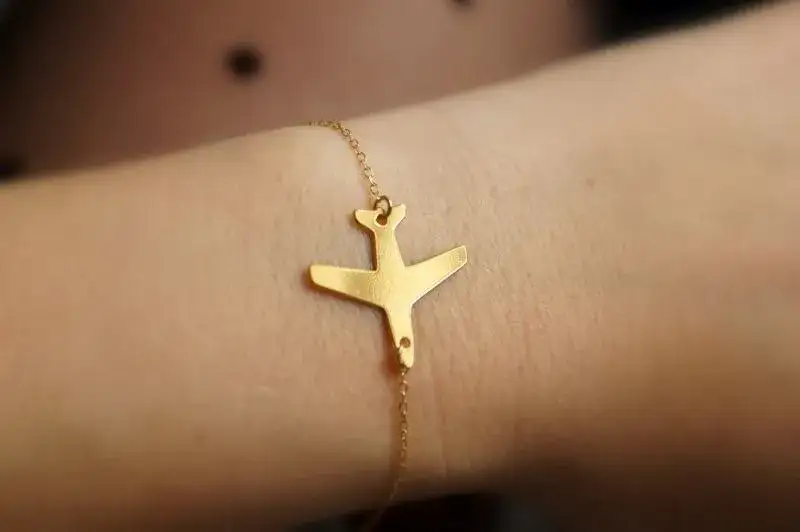 Czy na lotnisku trzeba zdjąć biżuterię? Sprawdź, co musisz wiedzieć