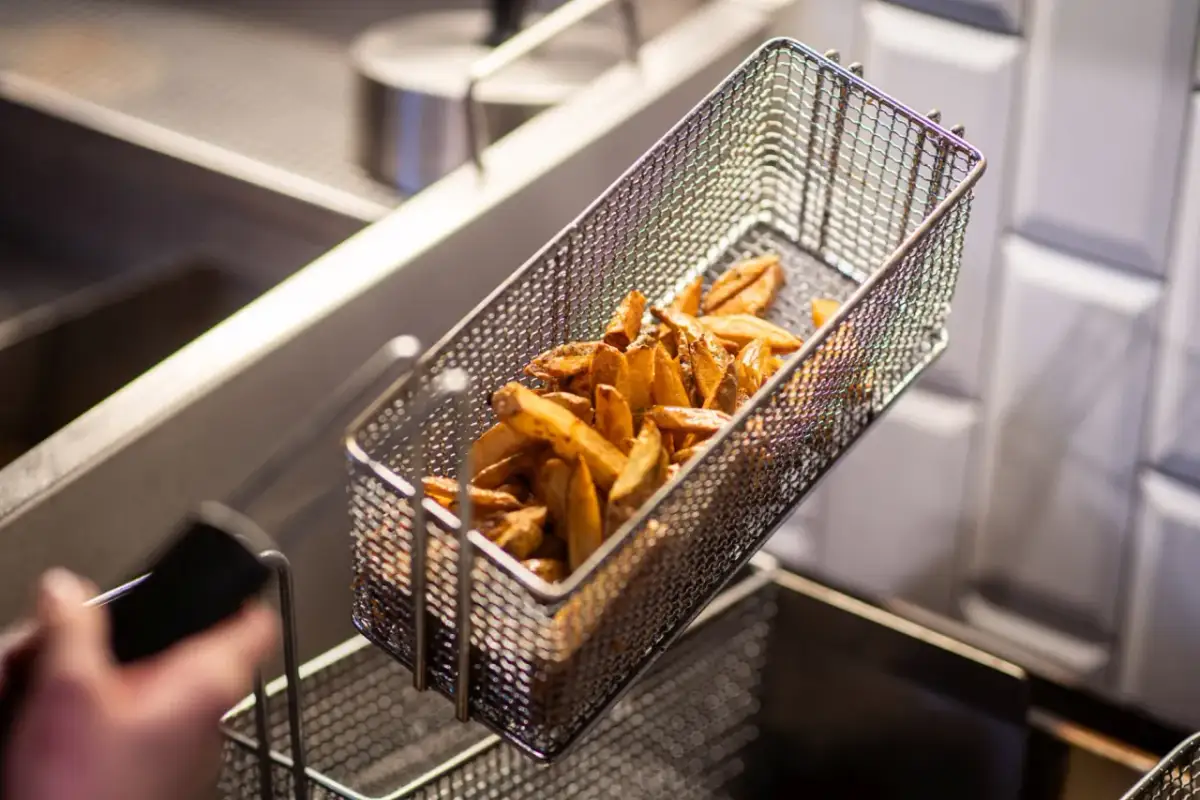 Idealne frytki z frytkownicy: sekret chrupkości krok po kroku