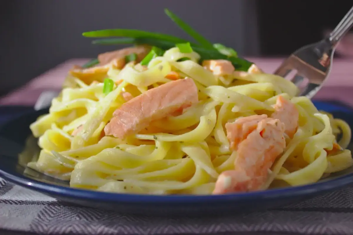 Spaghetti z łososiem: przepis mistrza na kremowy sos w 20 minut