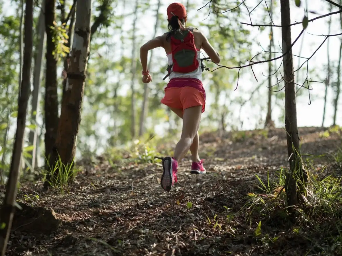 Bieganie z obciążeniem: korzyści czy kontuzje? Przewodnik eksperta