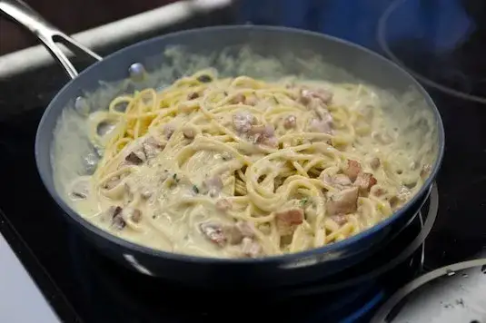 Spaghetti carbonara ze śmietaną: Zawsze kremowy sos, bez stresu