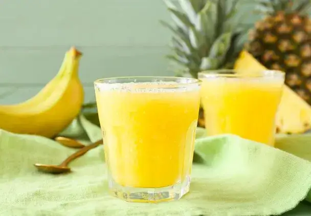 Orzeźwiający koktajl z ananasa i banana, który wspiera odchudzanie
