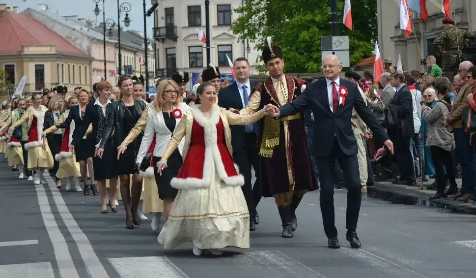 Staropolski strój męski wyglądający jak długa suknia – historia i znaczenie