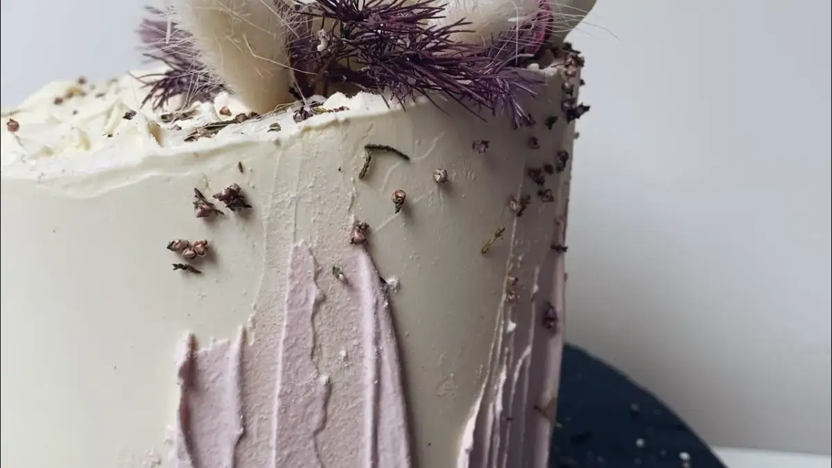 Jak zrobić ozdoby na tort z kremu, aby zachwycić gości i uniknąć porażki