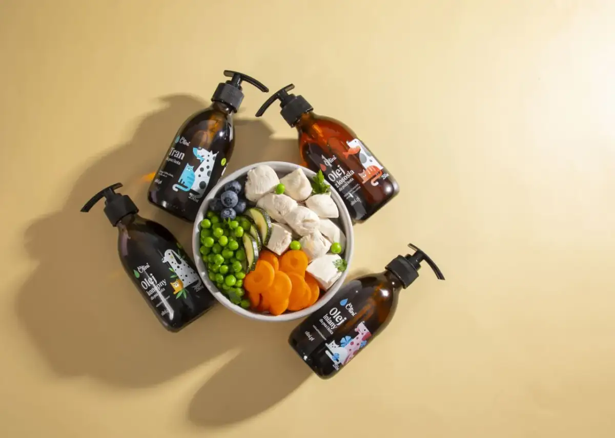 Olej rzepakowy dla psa? Te butelki z olejami dla zwierząt i miska z jedzeniem sugerują, że tak.