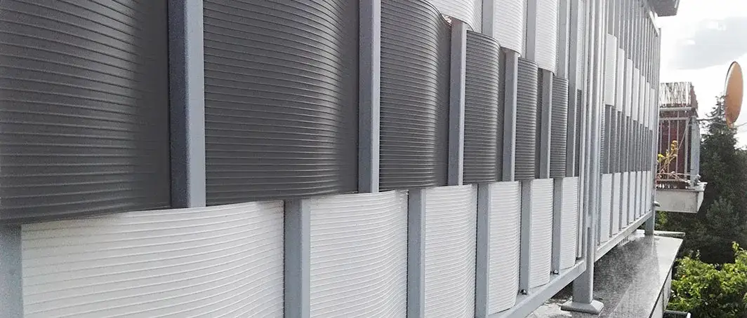 Skuteczne sposoby na osłonięcie balkonu w bloku od słońca