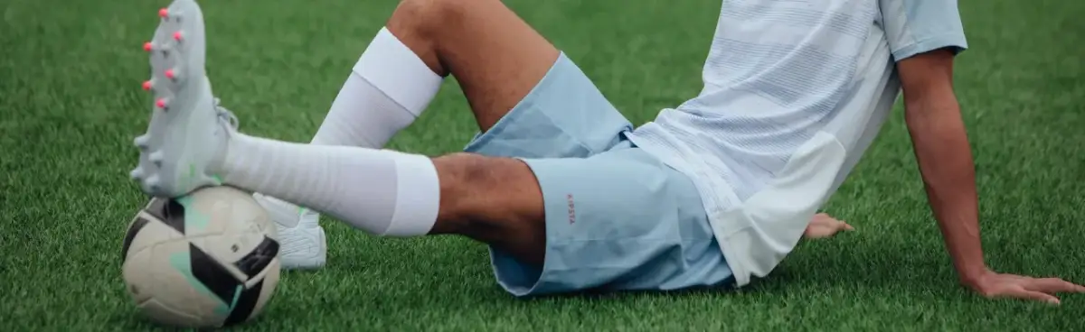 Skuteczne metody, jak rozciągnąć buty piłkarskie i poprawić komfort gry