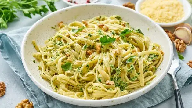 Prosty przepis na spaghetti z oliwą i czosnkiem, który zachwyca smakiem