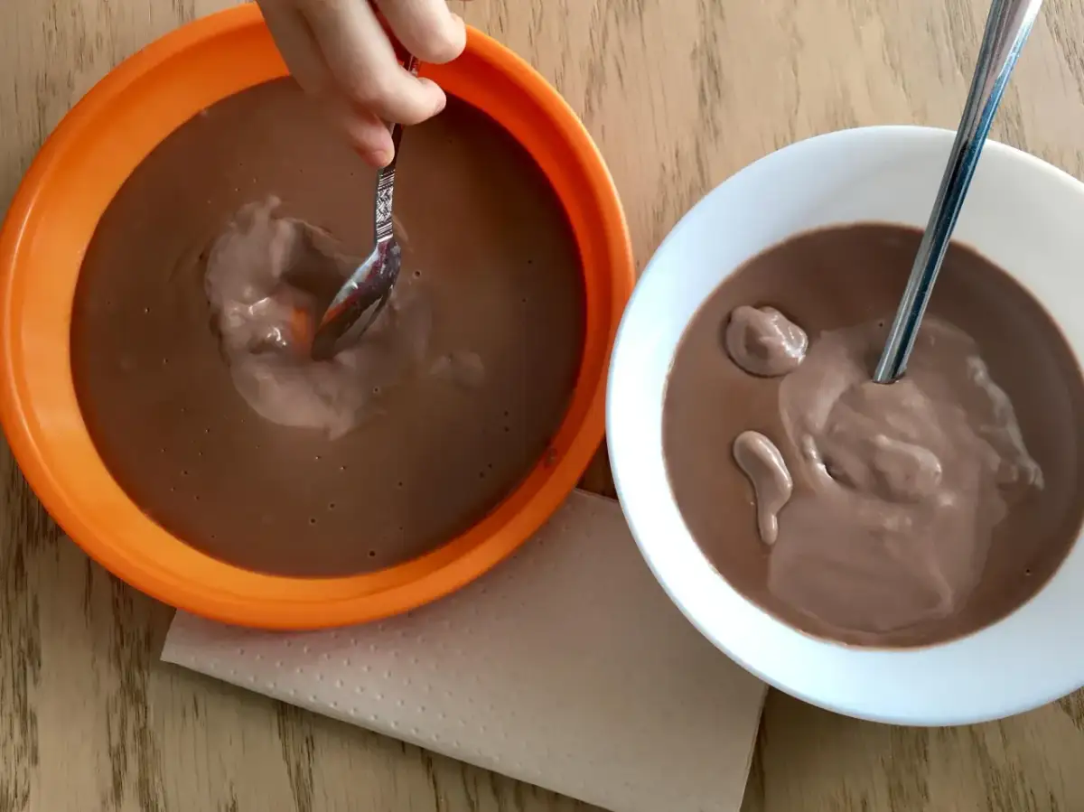 Aksamitny budyń czekoladowy: Prosty przepis bez grudek