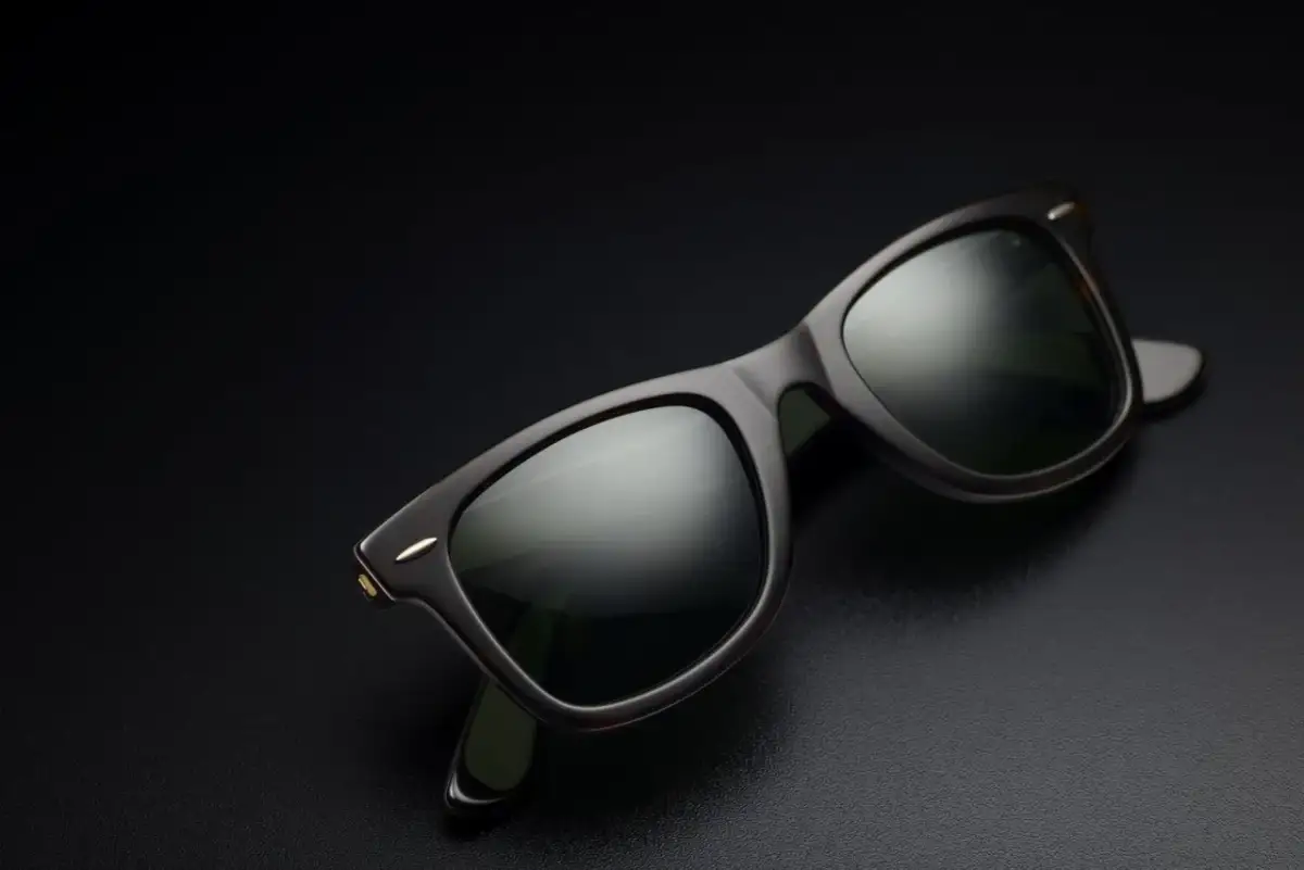 Jak długo nosić okulary przeciwsłoneczne po operacji zaćmy, aby uniknąć problemów?