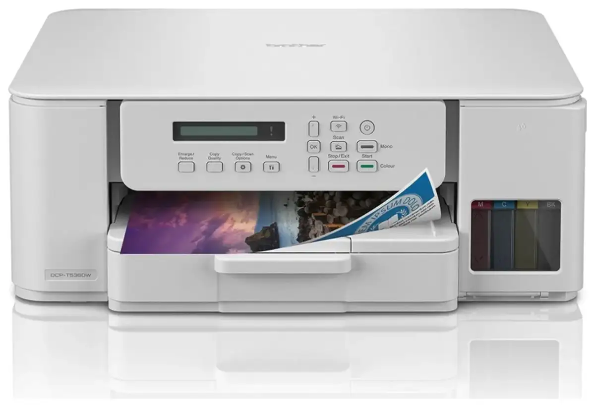 Biała drukarka Brother DCP-T510W z kolorowym wydrukiem wychodzącym z podajnika.