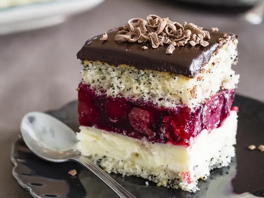 Przepis na ciasto z wiśniami i masą budyniową, które zachwyci smakami