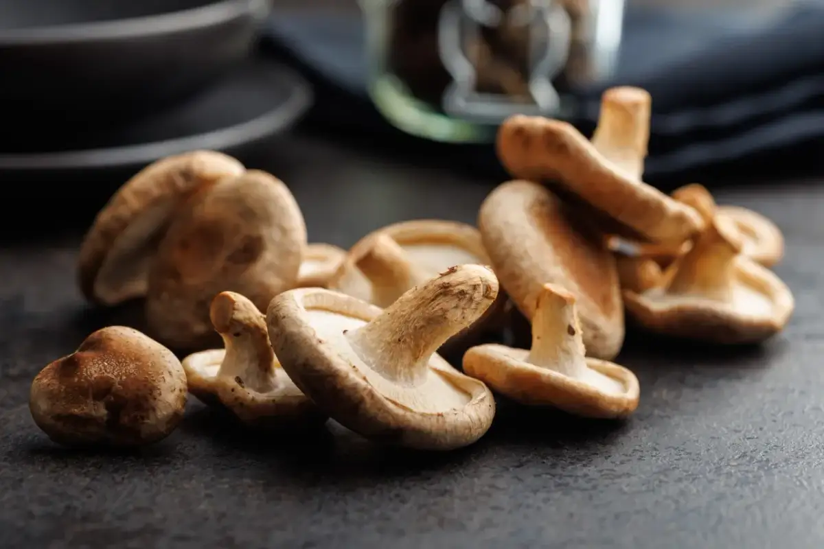 Czy rozmrażać grzyby do zupy? Sekret idealnego smaku i aromatu.
