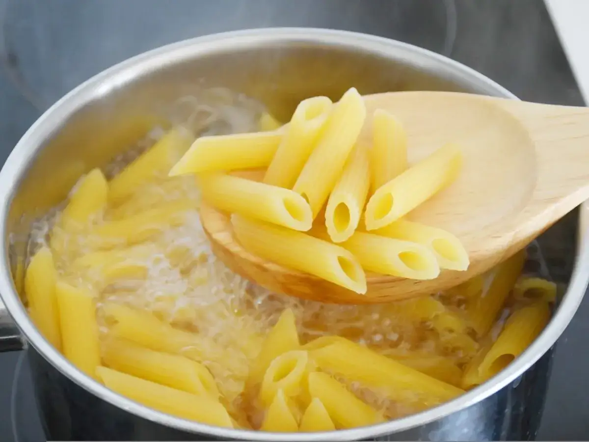 Sypki makaron zawsze! Proste triki, by nigdy się nie kleił