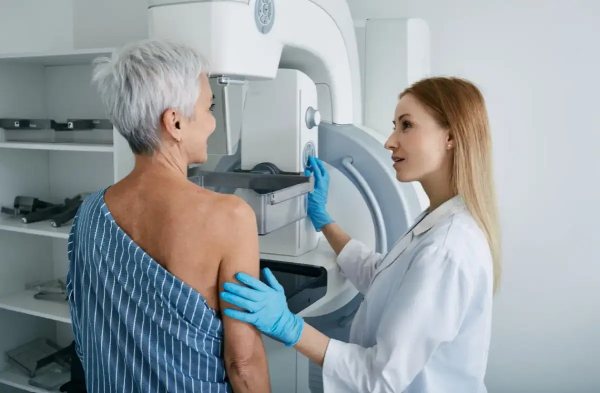Lekarka przygotowuje pacjentkę do mammografii. Czy mammografia boli? To badanie jest ważne dla zdrowia.