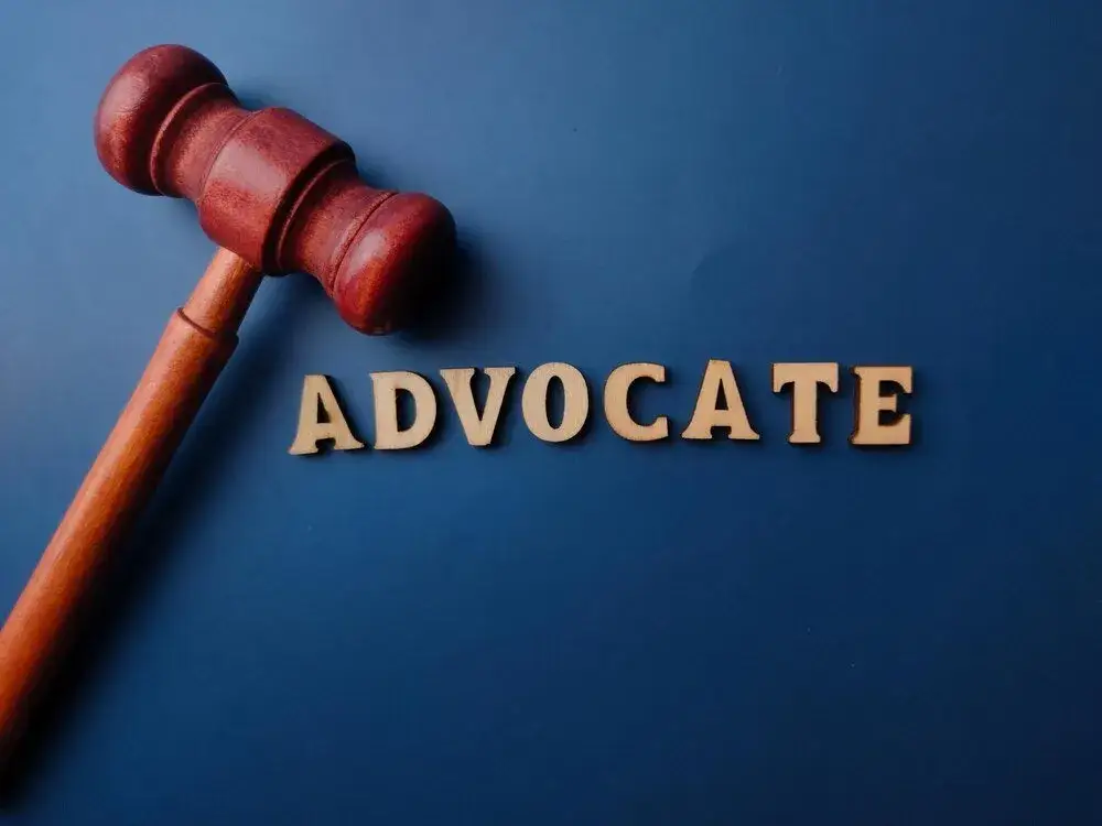 Adwokat z urzędu: Jak uzyskać pomoc prawną krok po kroku?