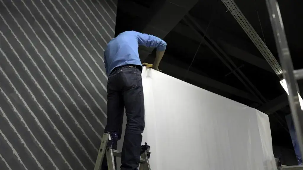 Jak zamontować baner na elewacji - uniknij najczęstszych błędów