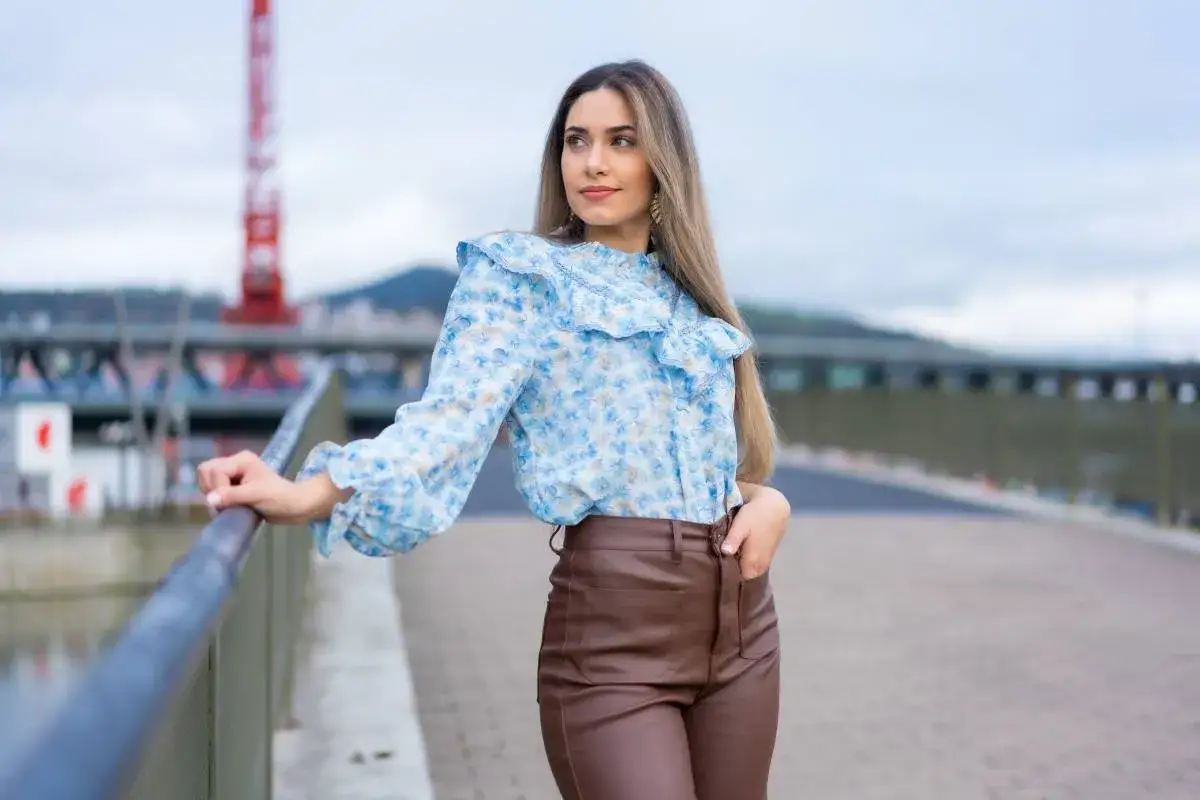 Skórzane spodnie: Jaka bluzka? Stwórz idealny look na każdą okazję.