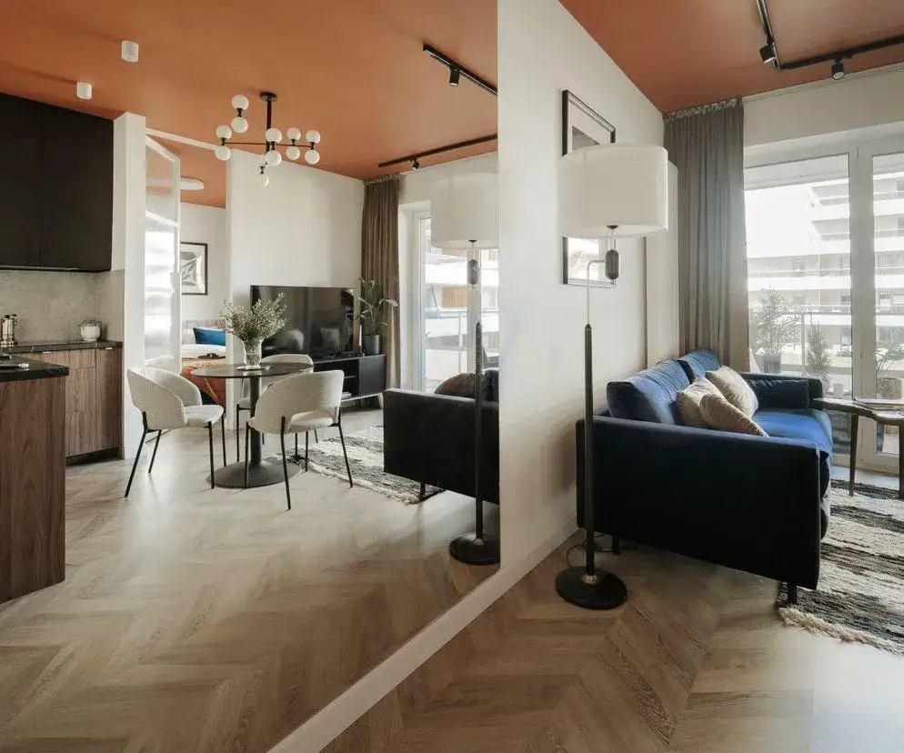 Jak urządzić salon w bloku? Sprytne triki na mały metraż