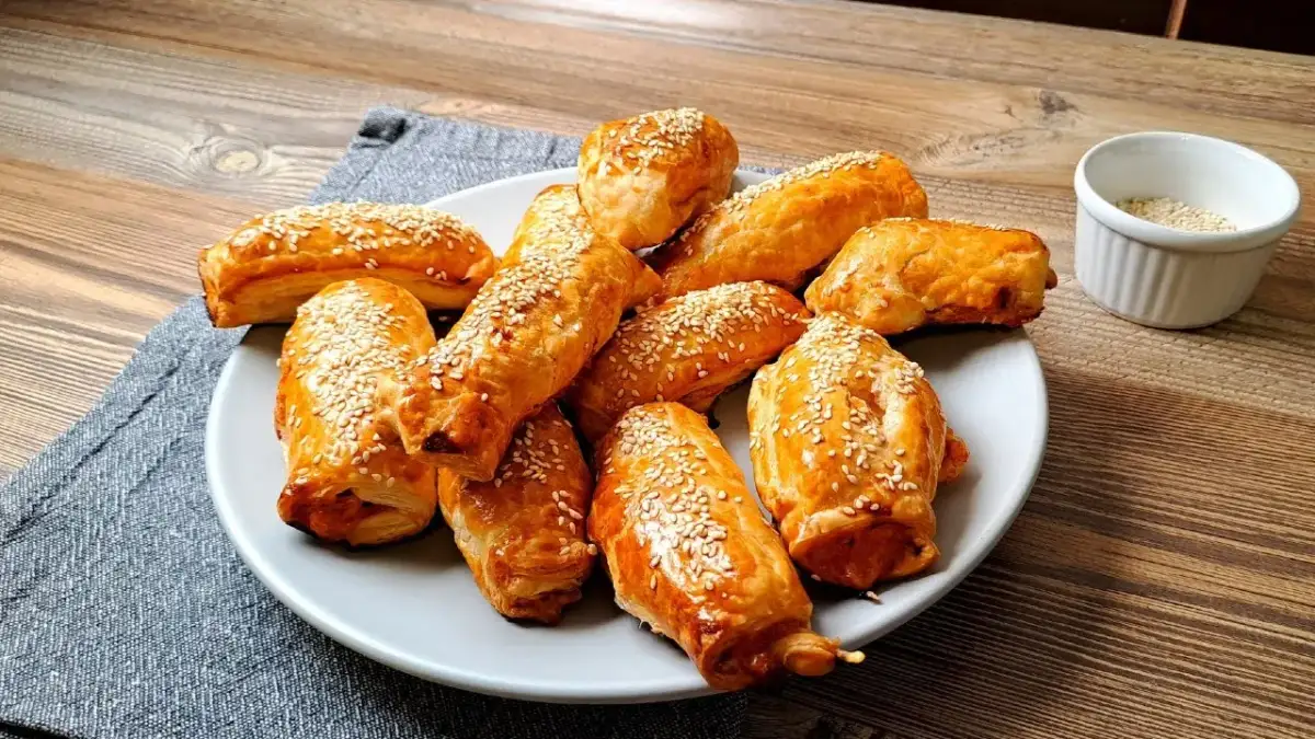 Prosty przepis na parówki w cieście francuskim - zobacz na YouTube