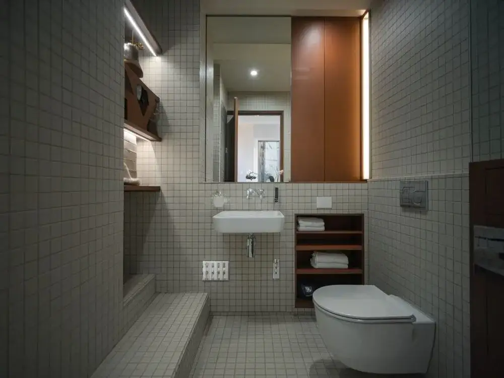 Skuteczne metody jak ukryć rury w małej łazience: 5 praktycznych porad