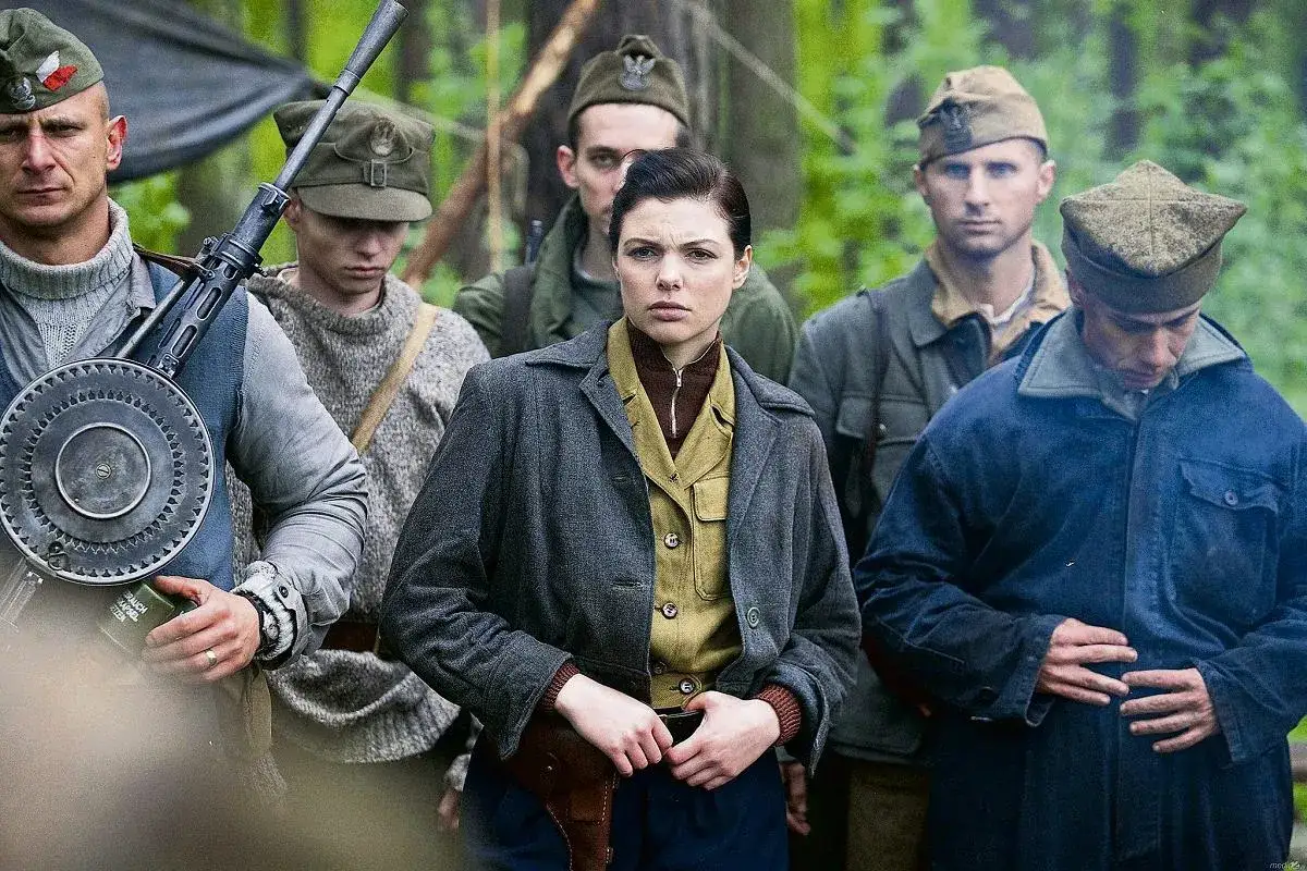 Grupa żołnierzy i kobieta w mundurach. Czy wiesz, ile jest odcinków Czasu Honoru?