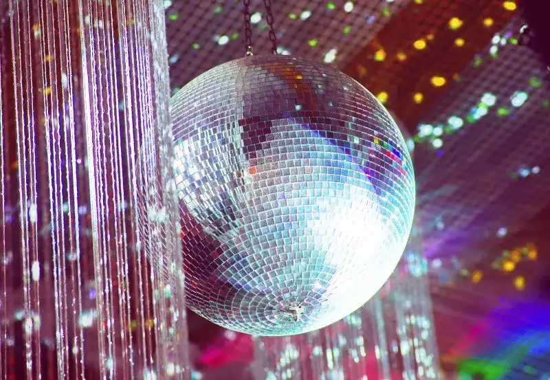 Muzyka elektroniczna lata 70: kluczowe albumy i artyści, którzy zmienili świat