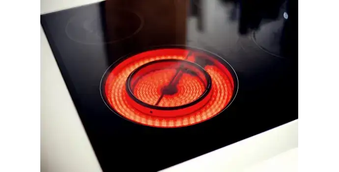 Płyta indukcyjna: Ile prądu zużywa? Oblicz i obniż swoje rachunki!
