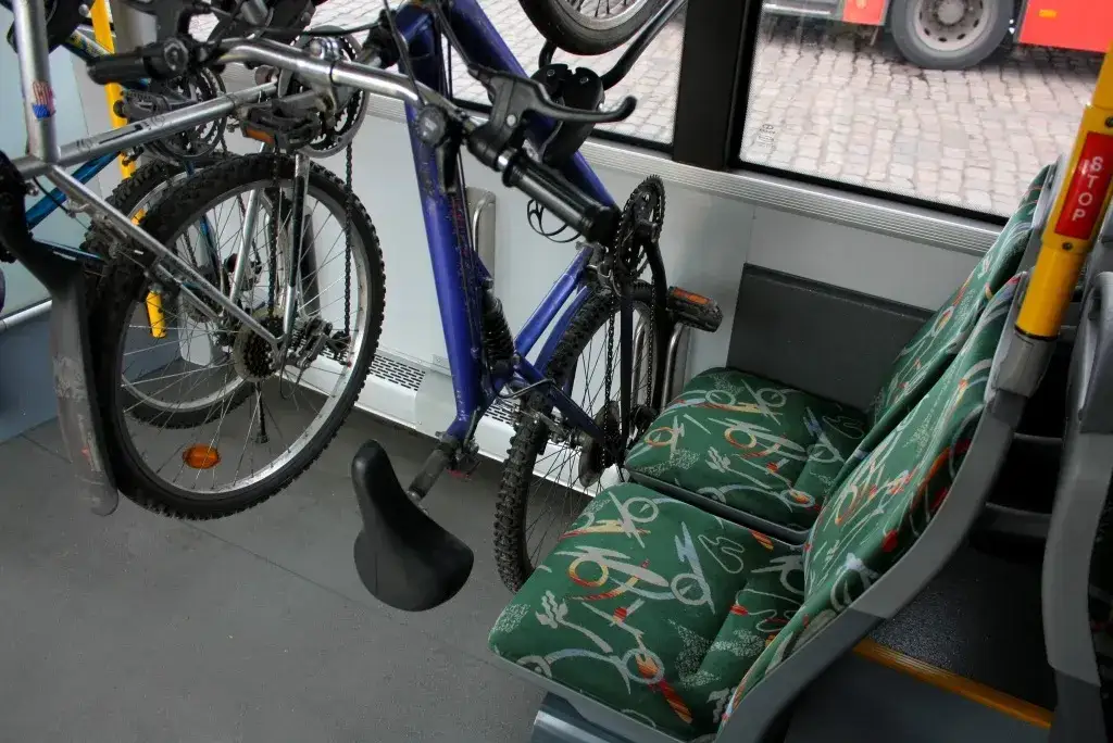 Czy można przewozić rower w tramwaju? Sprawdź zasady i ograniczenia
