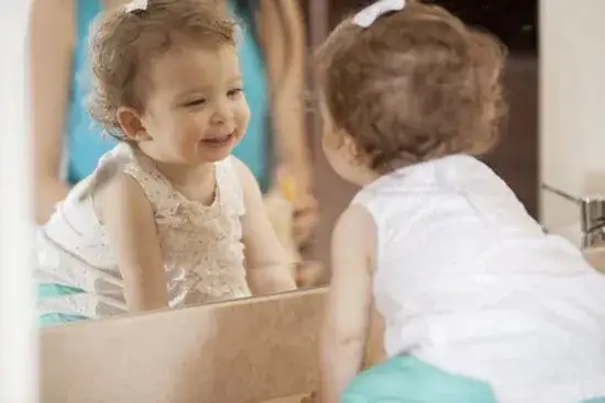 Kiedy dziecko rozpoznaje siebie w lustrze i co to oznacza dla rozwoju