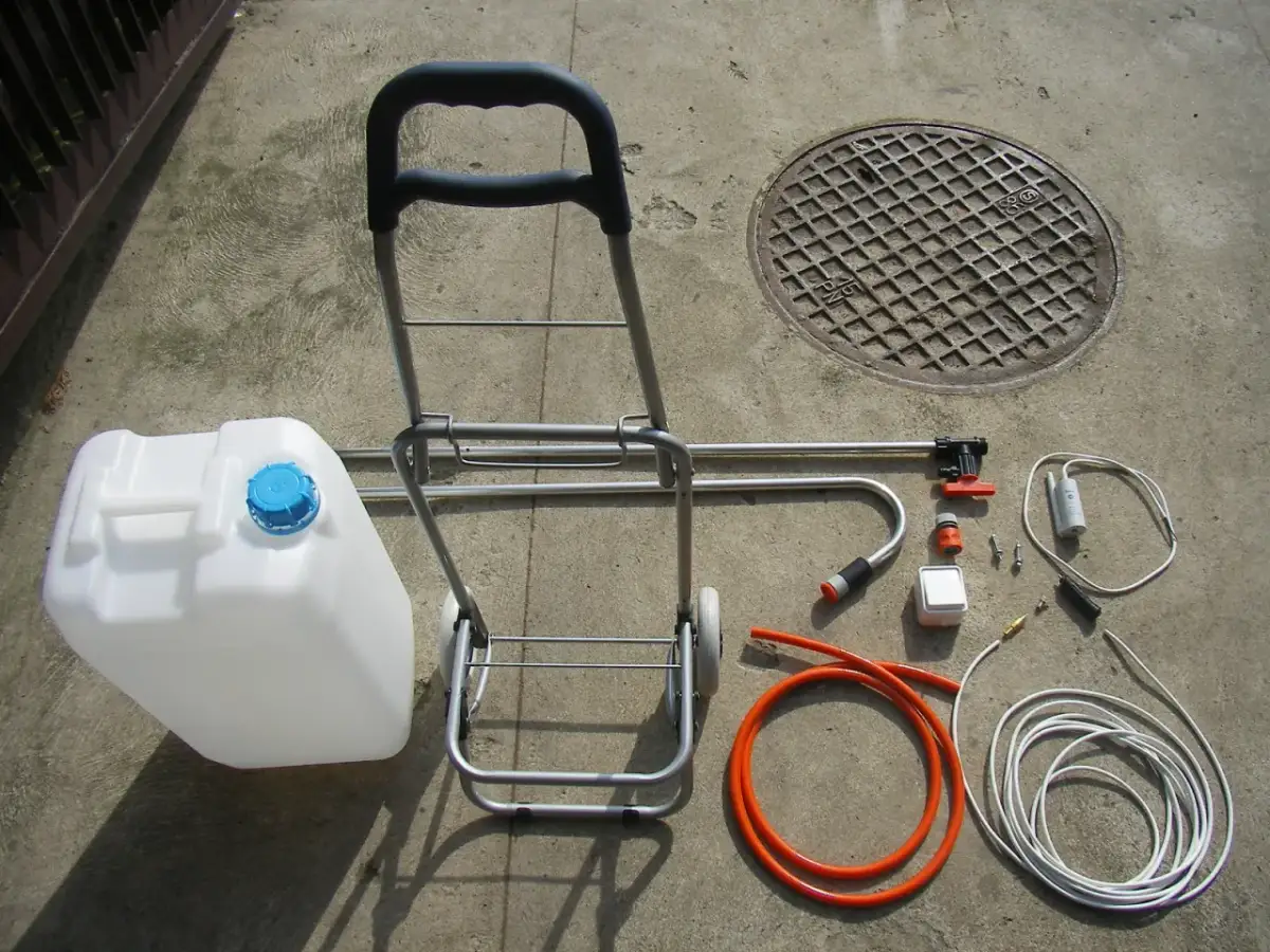 Jak zrobić prysznic w przyczepie kempingowej - proste i tanie rozwiązania