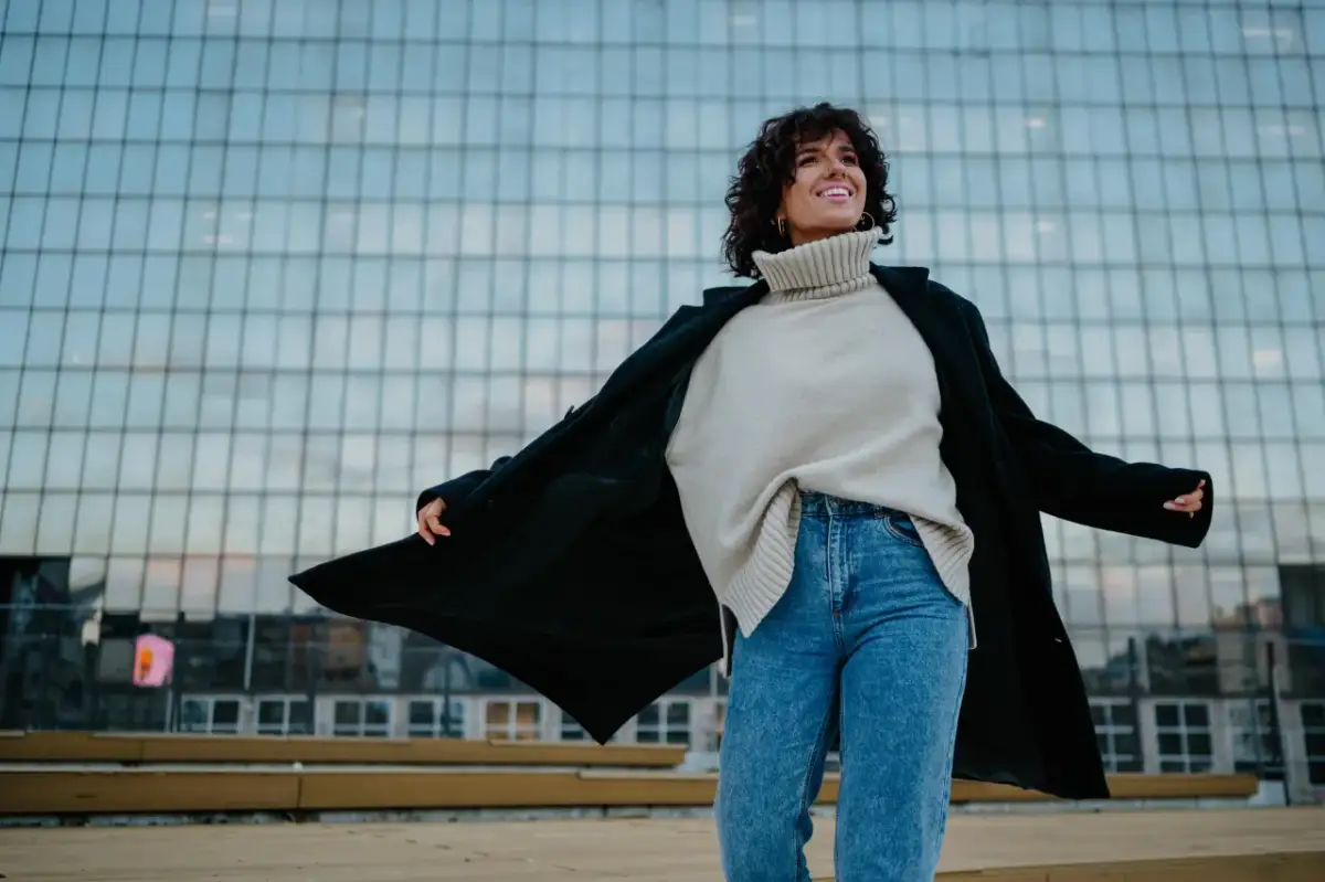 Jasne spodnie zimą: jak nosić, by się nie brudziły? Sekrety czystości.