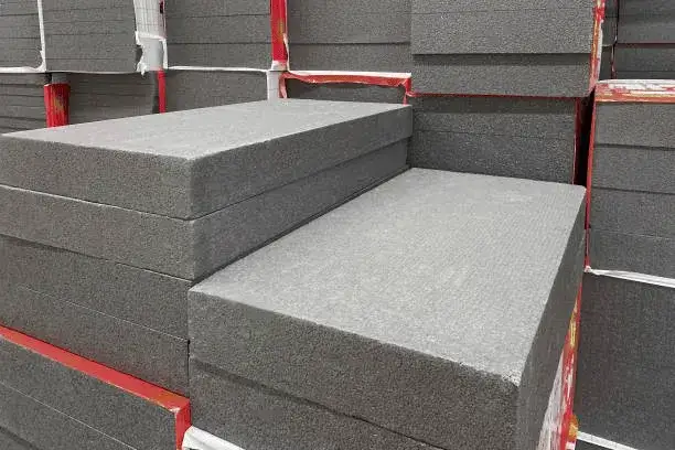 Jaki styropian na ogrodzenie? Wybierz najlepszy materiał dla trwałości