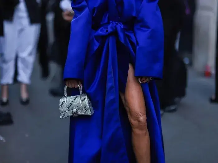 Jakie dodatki do szafirowej sukni, aby wyglądać olśniewająco?