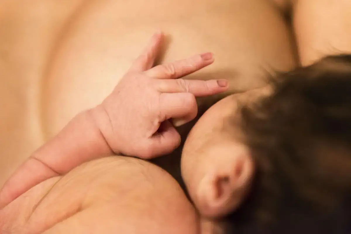 Czy po operacji biustu można karmić piersią? Oto co musisz wiedzieć.