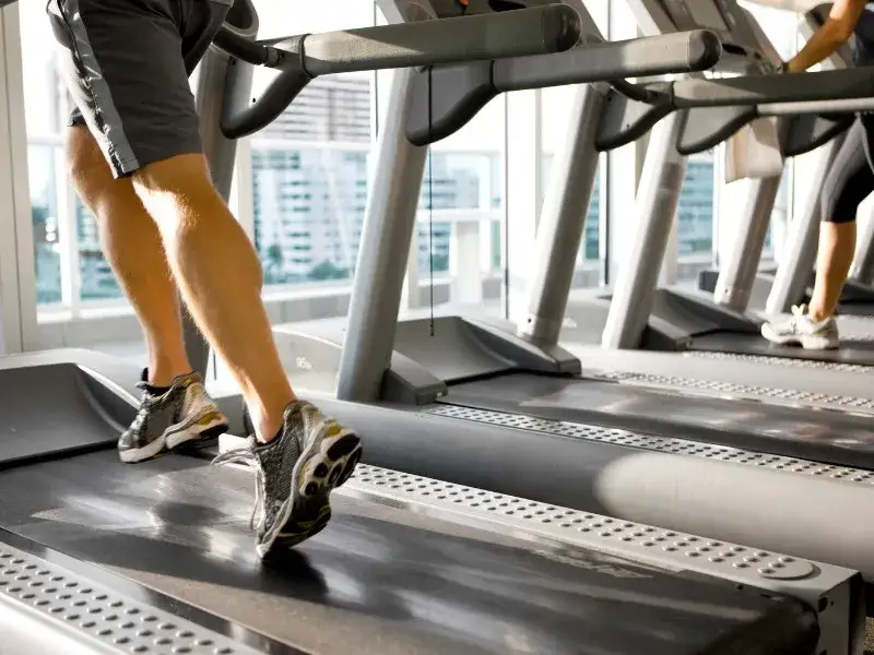 Czy bieganie w miejscu coś daje? Poznaj zalety i wady tej formy treningu