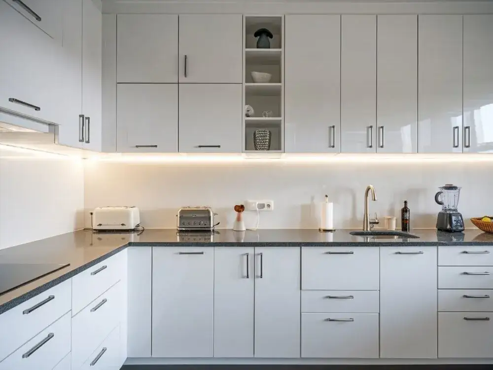 Uchwyty do kuchni: Jak wybrać idealne do stylu i funkcjonalności?