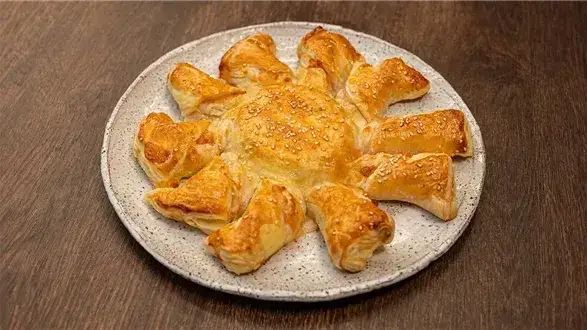 Proste przepisy na ciasto francuskie z Biedronki, które zaskoczą smakami