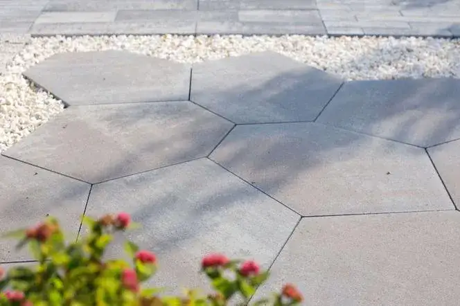 Gres czy beton na podjazd? Wybierz trwałość i styl na lata!