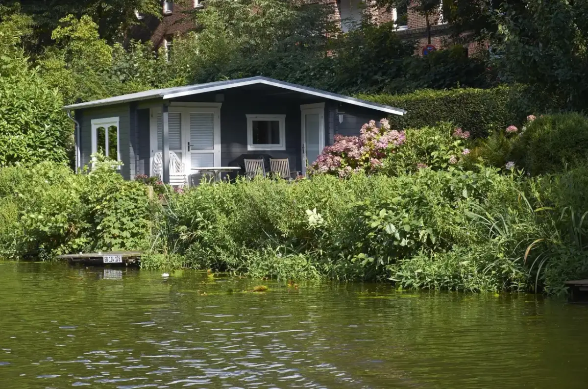Uroczy domek letniskowy nad wodą. Zastanawiasz się, ile kosztuje budowa domku letniskowego murowanego?