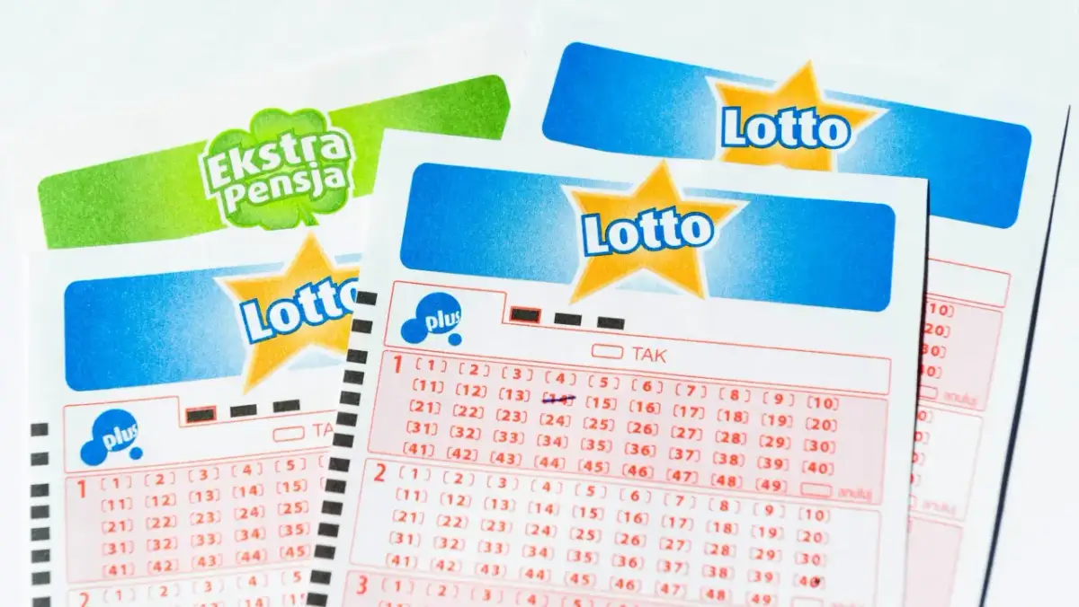 Dwa kupony gry Lotto z zaznaczonymi liczbami i napisem "Ekstra Pensja".