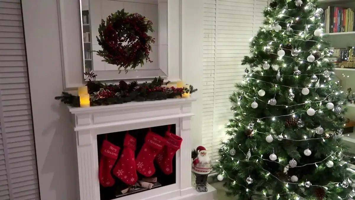 Jak udekorować kominek na święta? Pomysły, DIY i bezpieczeństwo.