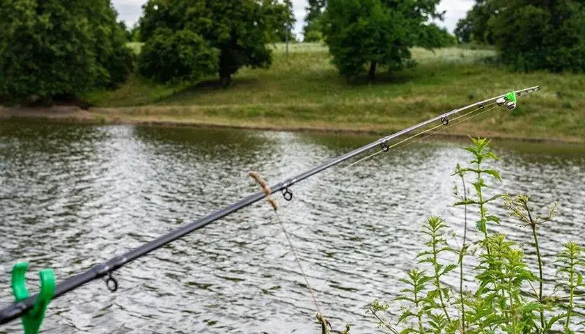 Czy wędką spinningową można łowić na spławik? Sprawdź zalety i techniki