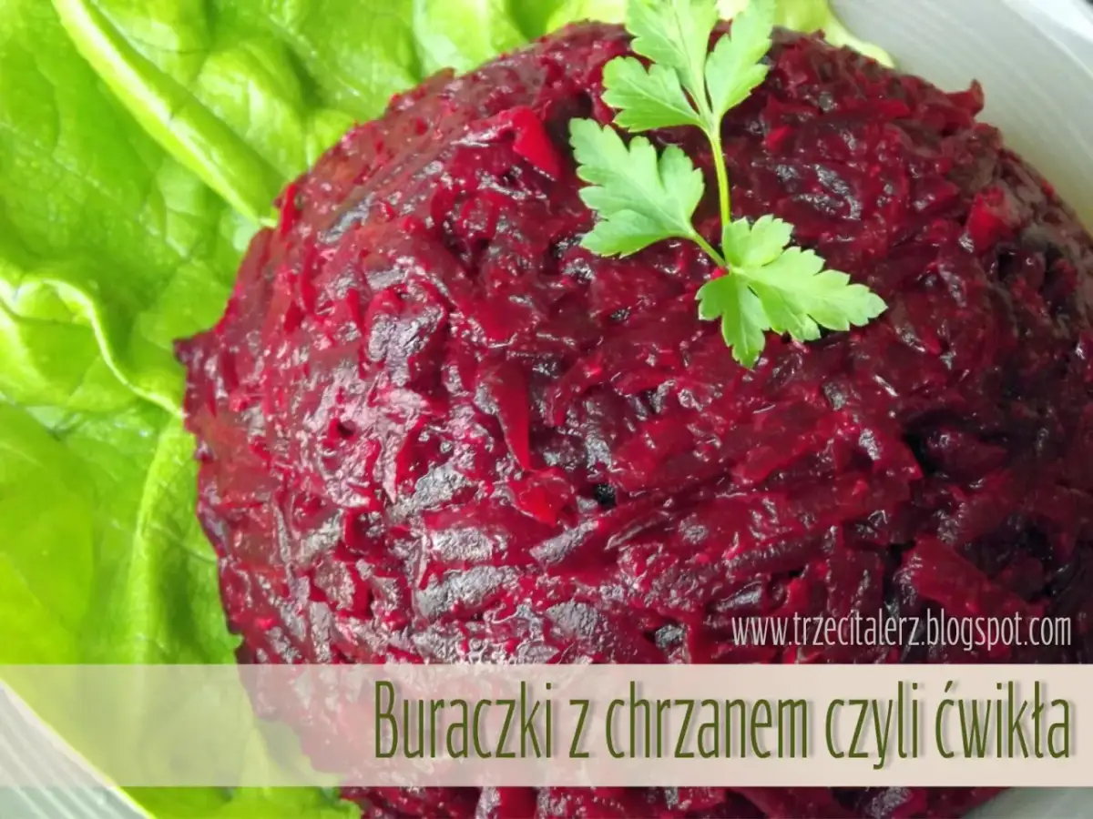 Buraczki z chrzanem, czyli ćwikła, podane na liściach sałaty, ozdobione natką pietruszki.